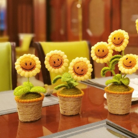 Finished handmade crochet knitting yarn smiling face sunflower sunflower potted decoration National Day birthday gift