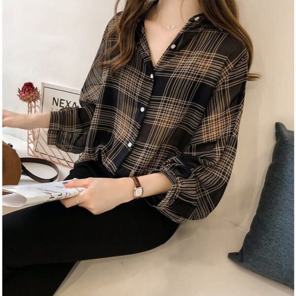 2022 spring and autumn Korean version of the college style chic loose plaid printed lapel long-sleeved shirt Hong Kong-style shirt women