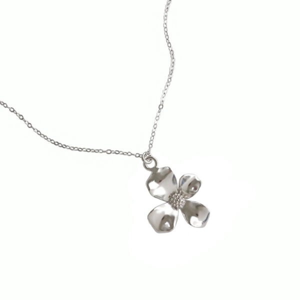 Simple flower necklace