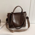 2025 new cross-border women's bag, simple and fashionable, large-capacity shoulder crossbody bag, European and American commuter retro tote bag