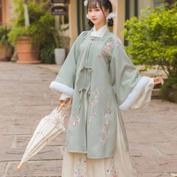 The Ming Dynasty made Han uniform with a waist like Ru skirt