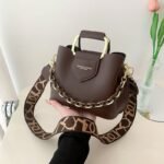 Summer 2023 New Fashion Women's Bag One Shoulder Simple Commuter Bag Chain Decoration Handbag Texture Crossbody Bag - Image 2