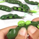 Cross-border squeezing edamame squeezing squeezing music decompression unlimited squeezing pinch pinch music pea pod key chain vent toy wholesale