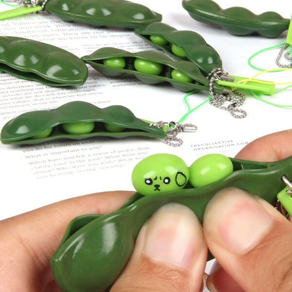 Cross-border squeezing edamame squeezing squeezing music decompression unlimited squeezing pinch pinch music pea pod key chain vent toy wholesale