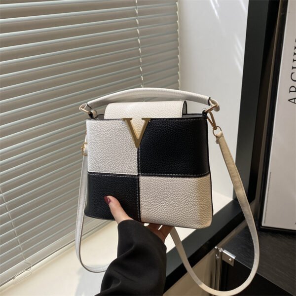 Fashion 2025 new color contrast splicing commuter handheld simple texture one-shoulder crossbody women's bucket small bag trend