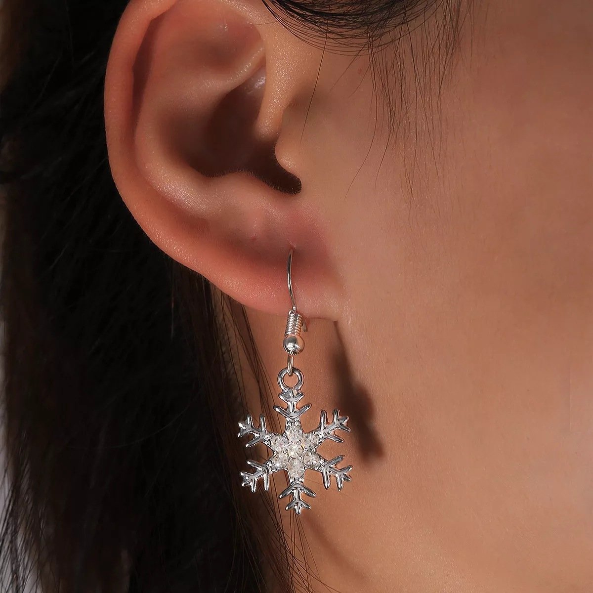 O1CN01W2SrKZ23m54qArKvK_2215128817297-0-cib.jpg European and American cross-border snowflake earhook earrings, Amazon versatile simple high-end earrings, wholesale Christmas gift trend - Image 1