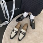 2022 autumn new slip-on loafers trendy pointed toe small leather shoes women's commuting flat bottom temperament all-match single shoes - Image 4