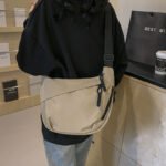 Fashion commuter large capacity one-shoulder crossbody bag women's 2025 new casual fashion tote bag Korean version of the armpit bag - Image 3