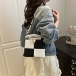 Fashion 2025 new color contrast splicing commuter handheld simple texture one-shoulder crossbody women's bucket small bag trend - Image 2