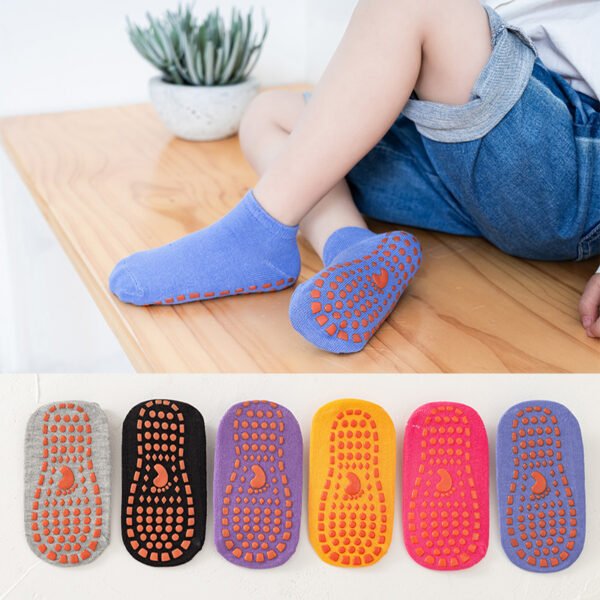 Factory wholesale baby floor socks indoor trampoline children non-slip silicone socks cover early learning walk children floor socks