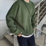 In autumn and winter, a solid color crewneck sweater with a base knit sweater is loose and versatile, and a thickened Korean style sweater men's jacket