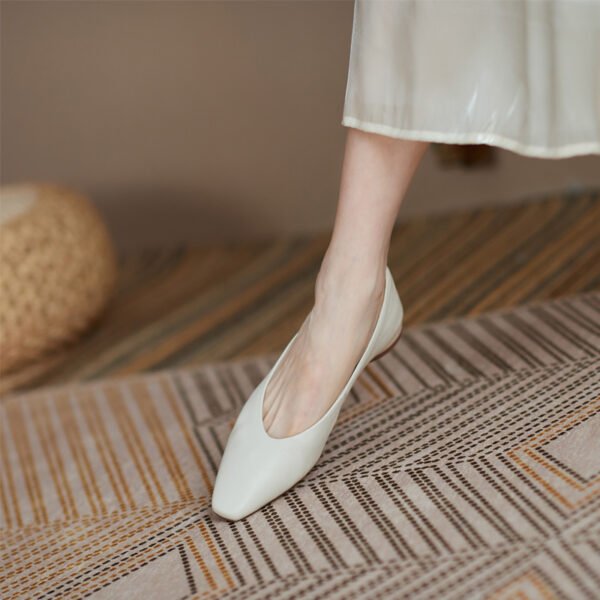 Low-heeled single shoes, flat-bottomed pointed toes, Japanese shallow mouth small leather shoes, women's British style, soft leather OL, commuting and leisure slip-on