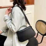 Hong Kong style fashion handbag women's bag new 2022 spring foreign style shoulder bag trendy fashion armpit small square bag