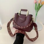 Summer 2023 New Fashion Women's Bag One Shoulder Simple Commuter Bag Chain Decoration Handbag Texture Crossbody Bag - Image 4