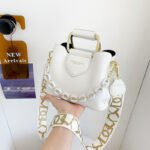 Summer 2023 New Fashion Women's Bag One Shoulder Simple Commuter Bag Chain Decoration Handbag Texture Crossbody Bag - Image 3