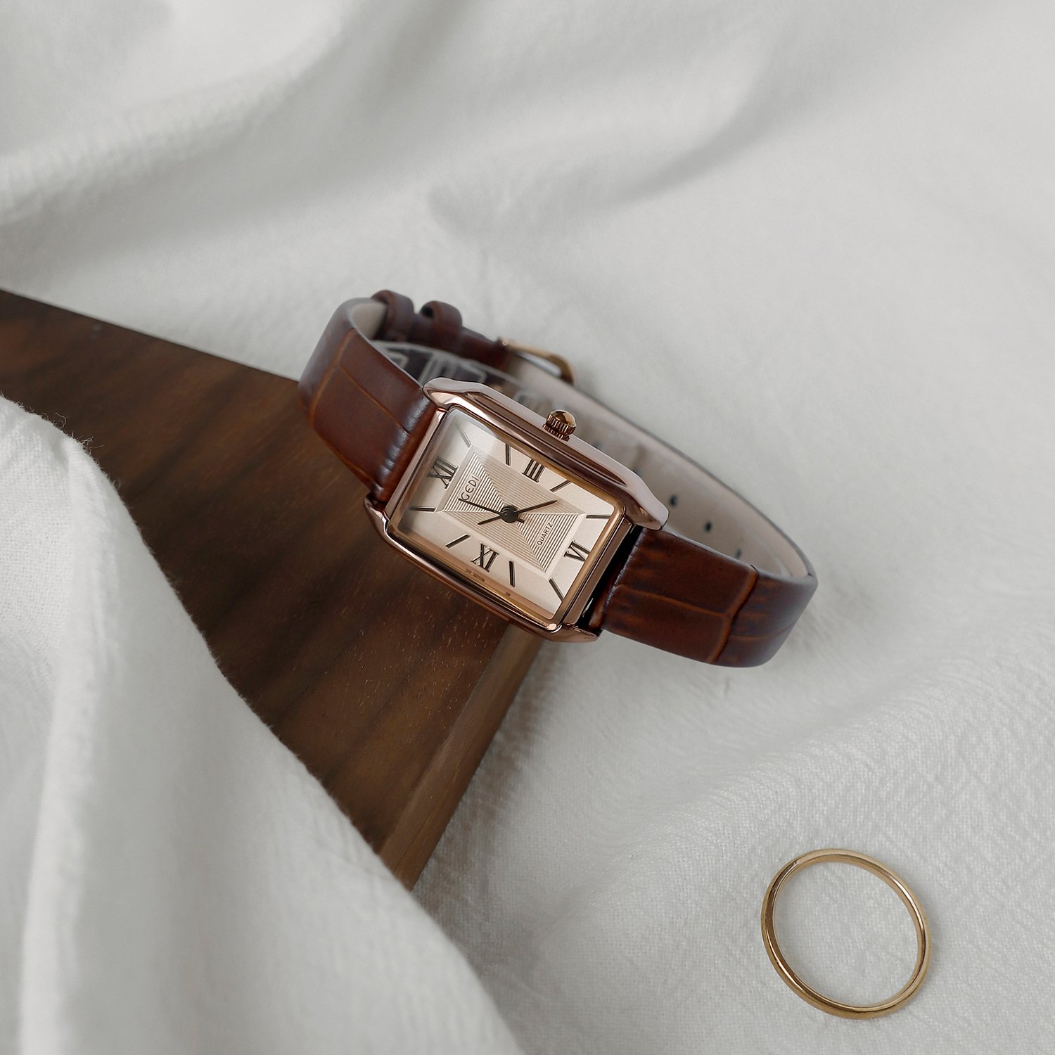 O1CN01rok4qy1execJZFsi5_2215822093938-0-cib.jpg Gody watches women's niche light luxury women's women's retro temperament waterproof belt small square watch versatile fashion watch - Image 1