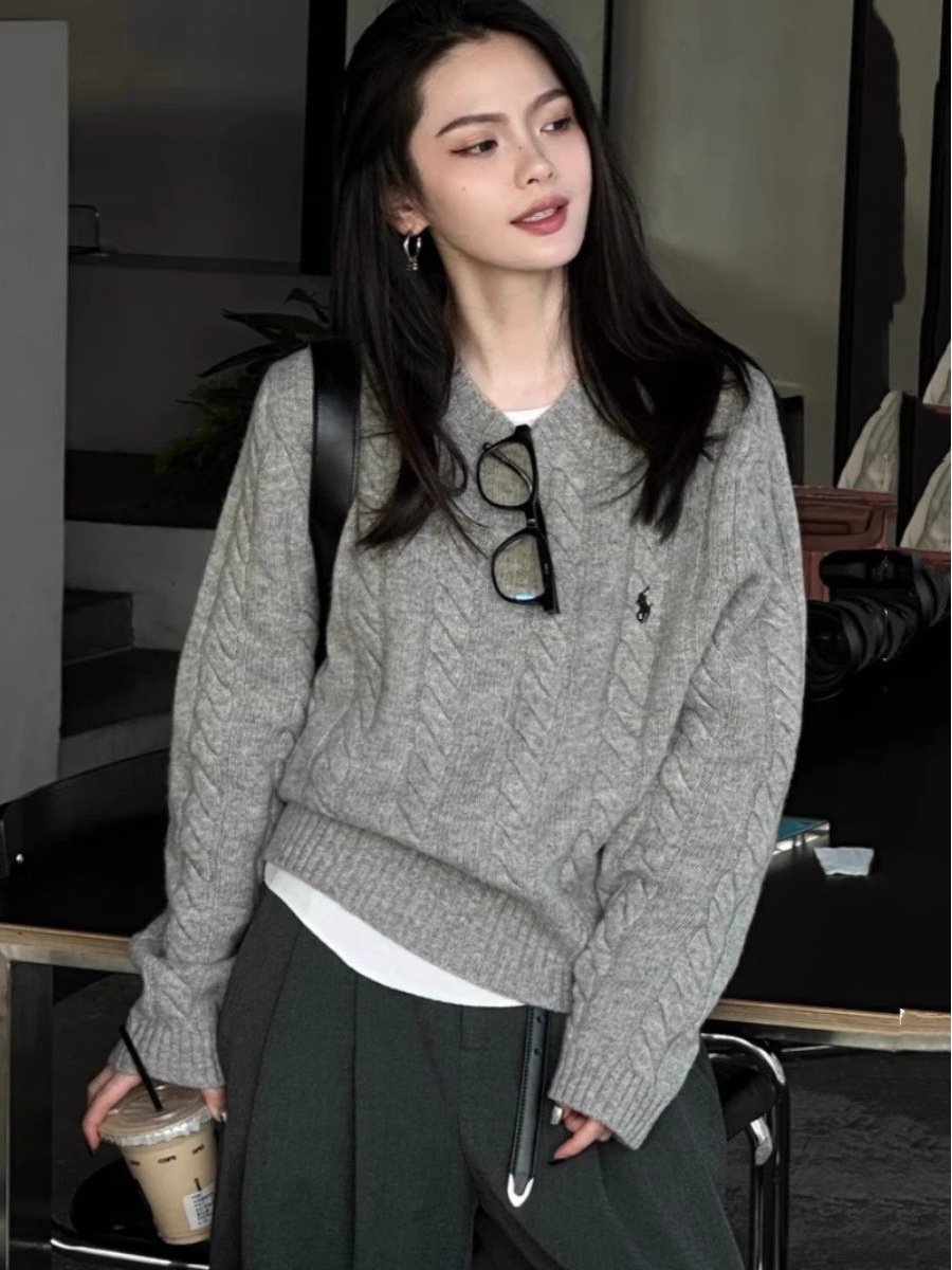 O1CN01uLkOPZ27EQTP3Opqe_2214268657765-0-cib.jpg Gray embroidered pony twist round neck pullover sweater women's autumn and winter with soft glutinous knitwear base top spring and autumn - Image 1