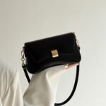 High-end bag women's 2023 new French stick bag retro portable underarm bag foreign style girl shoulder Messenger small bag